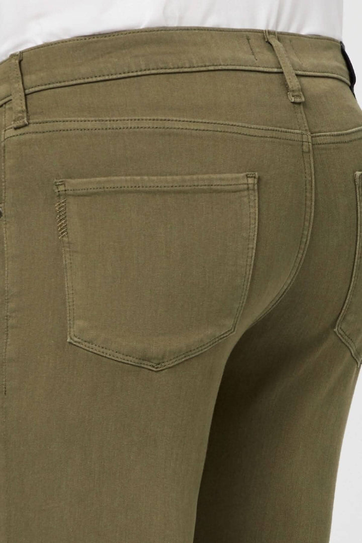 Jean Courtyard en denim vert armée avec une coupe slim, vue de l'arrière mettant en valeur la poche.