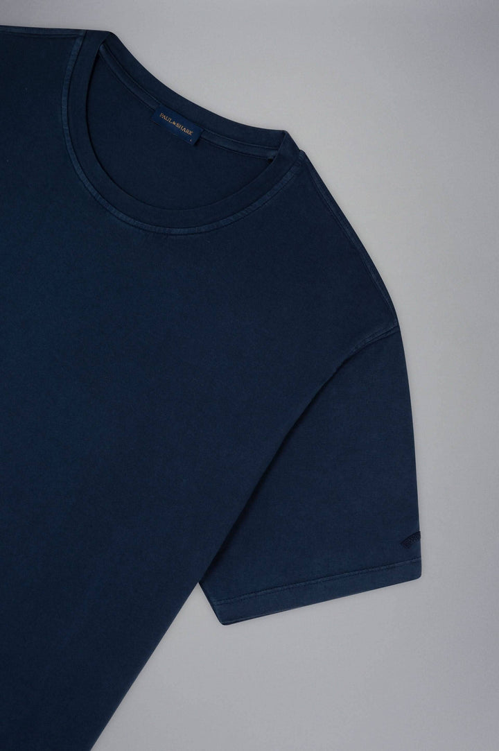 T-shirt en coton brossé bleu marine, à col rond et coupe classique, parfait pour les tenues estivales.