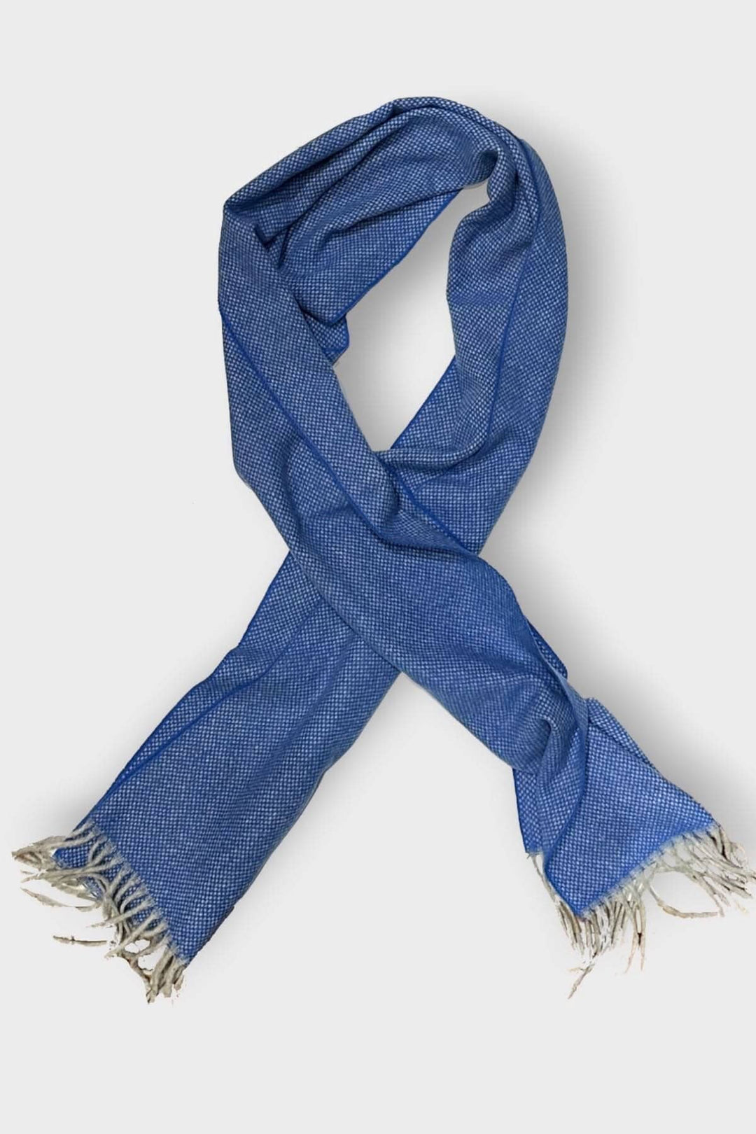 Foulard texturé en laine bleu avec franges, idéal pour les journées fraîches et élégant en toute occasion.