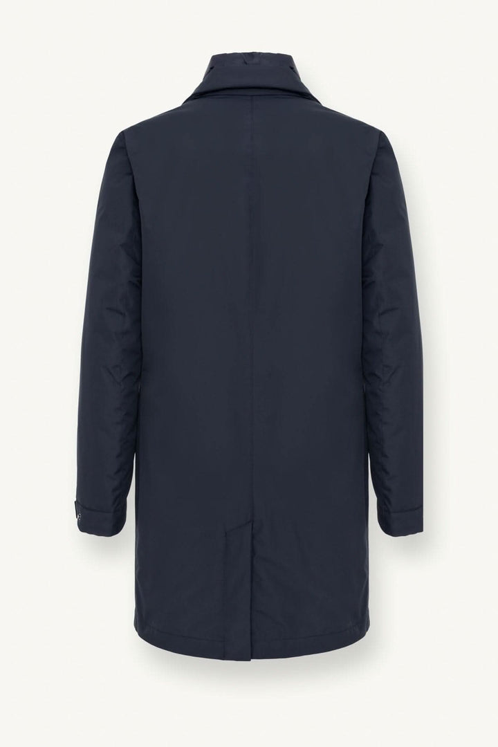 Manteau long homme en tissu recyclé, vue arrière, couleur bleu marine, design moderne et matelassé.