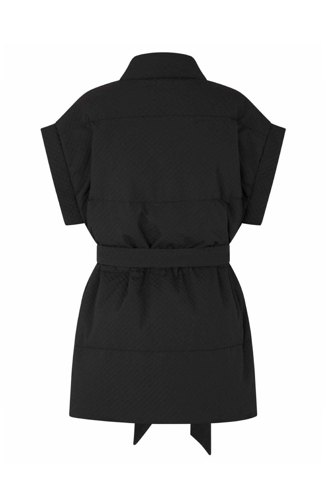 Gilet matelassé noir Tahani, élégant et texturé, avec ceinture nouée et poches latérales.
