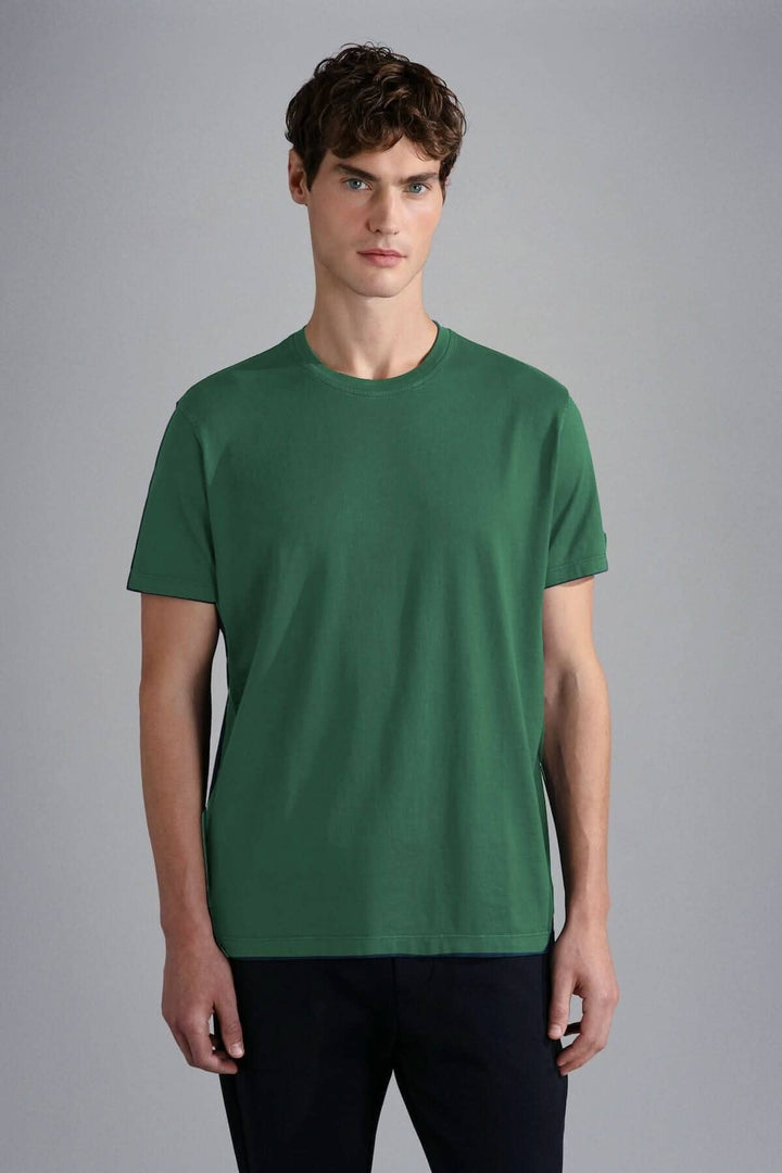 T-shirt en coton brossé vert à col rond, coupe classique pour un style élégant et décontracté.