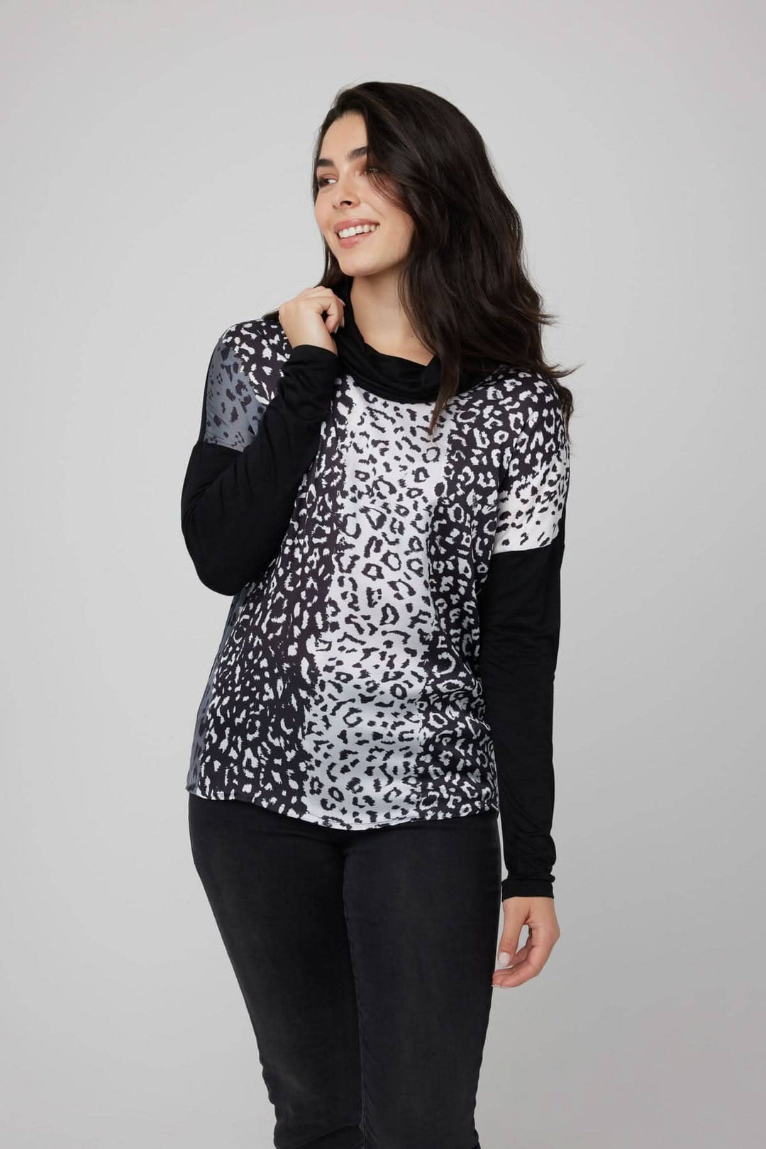 Chandail léger imprimé léopard avec col bénitier et dos en jersey noir, style décontracté.