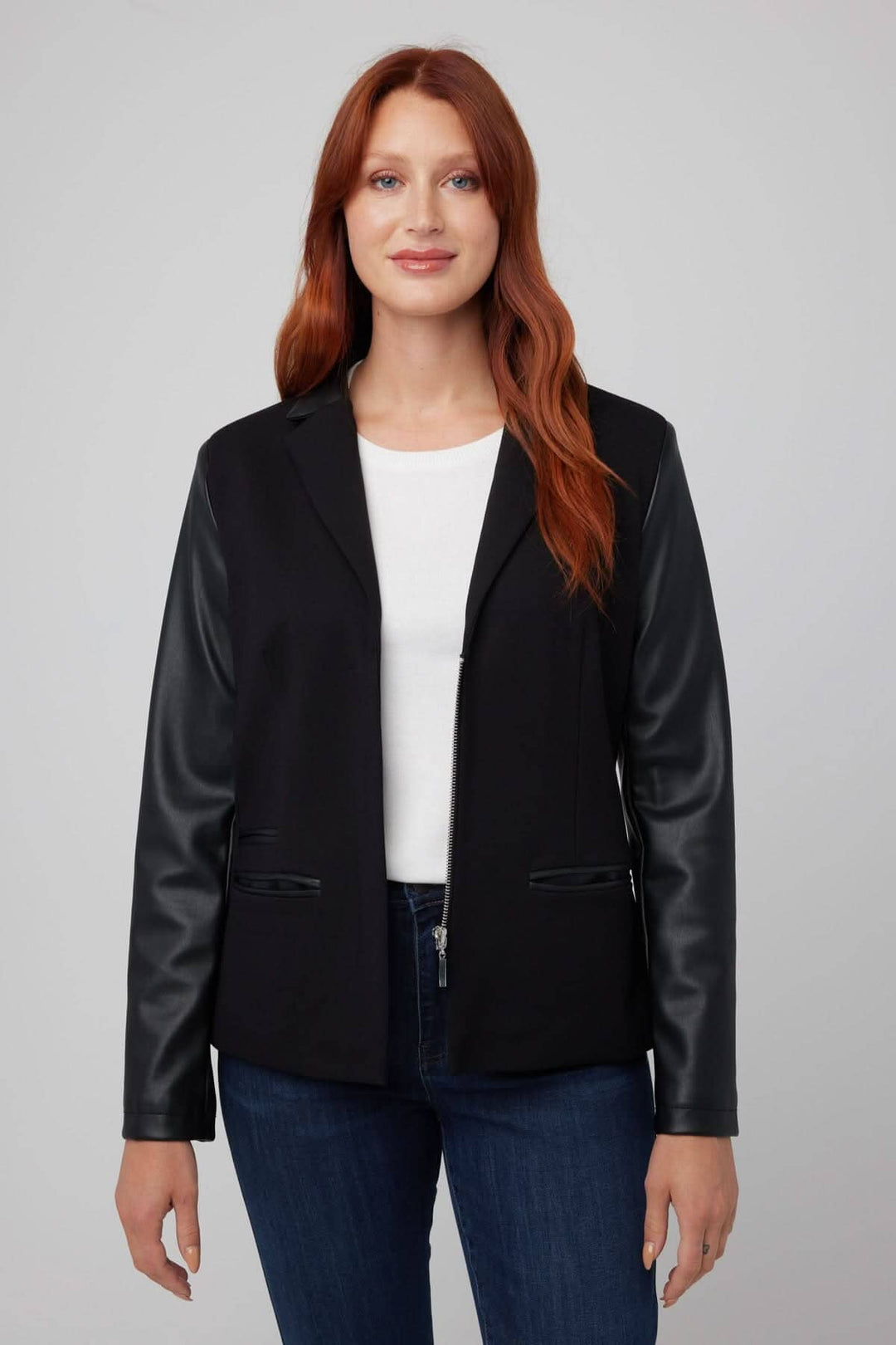 Veston noir avec manches en faux cuir, col cranté, et poches passepoilées, look élégant et moderne.