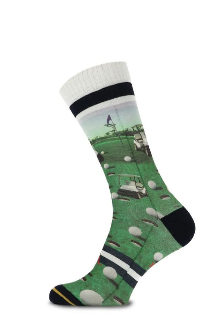 Bas de golf avec motifs de voiturettes, balles et drapeaux sur fond de green, style ludique et sportif.