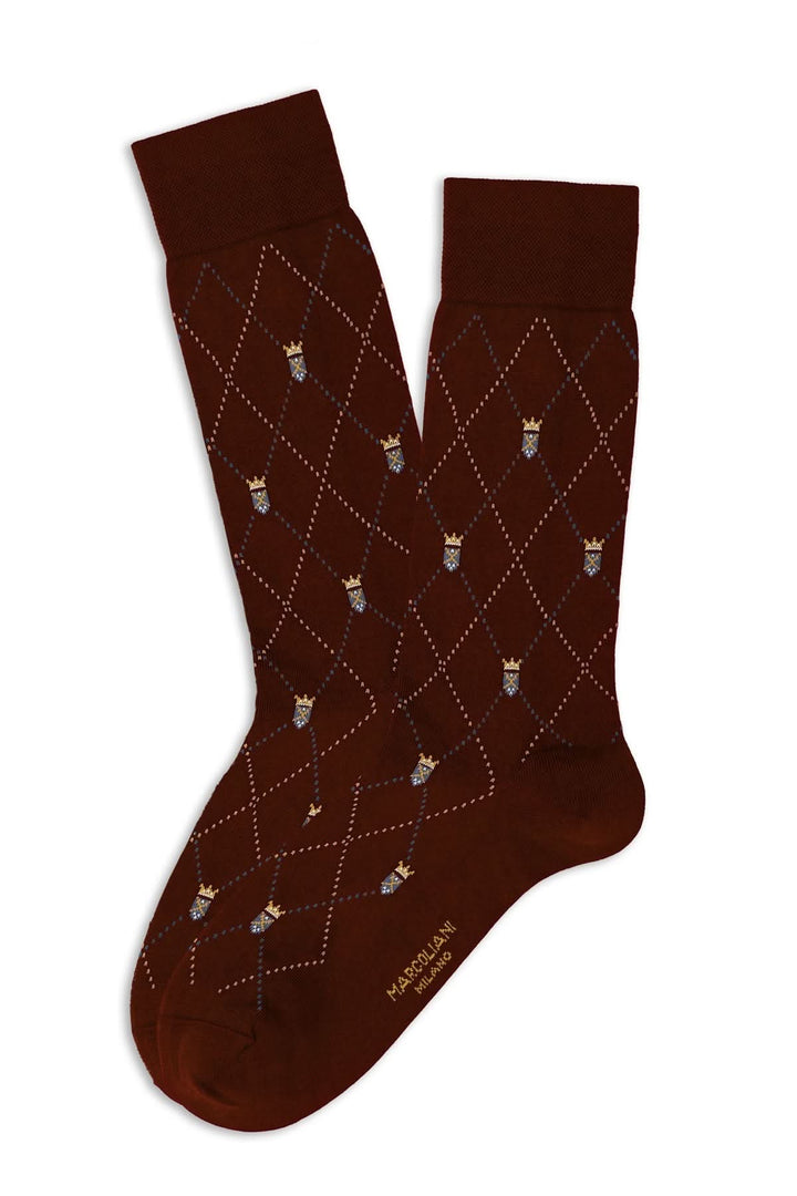 Bas motif losanges en brun avec couronnes décoratives, élégants et sophistiqués pour un style distingué.