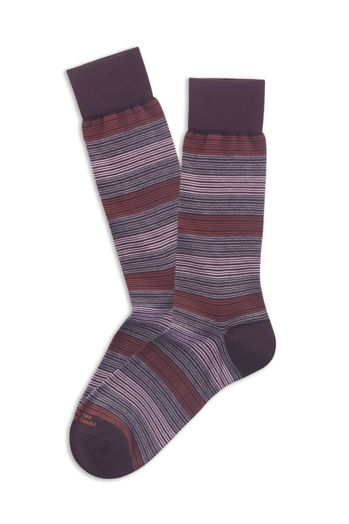 Bas à rayures élégants et confortables, parfaits pour tenues professionnelles et décontractées, longueur mi-mollet, motif moderne.