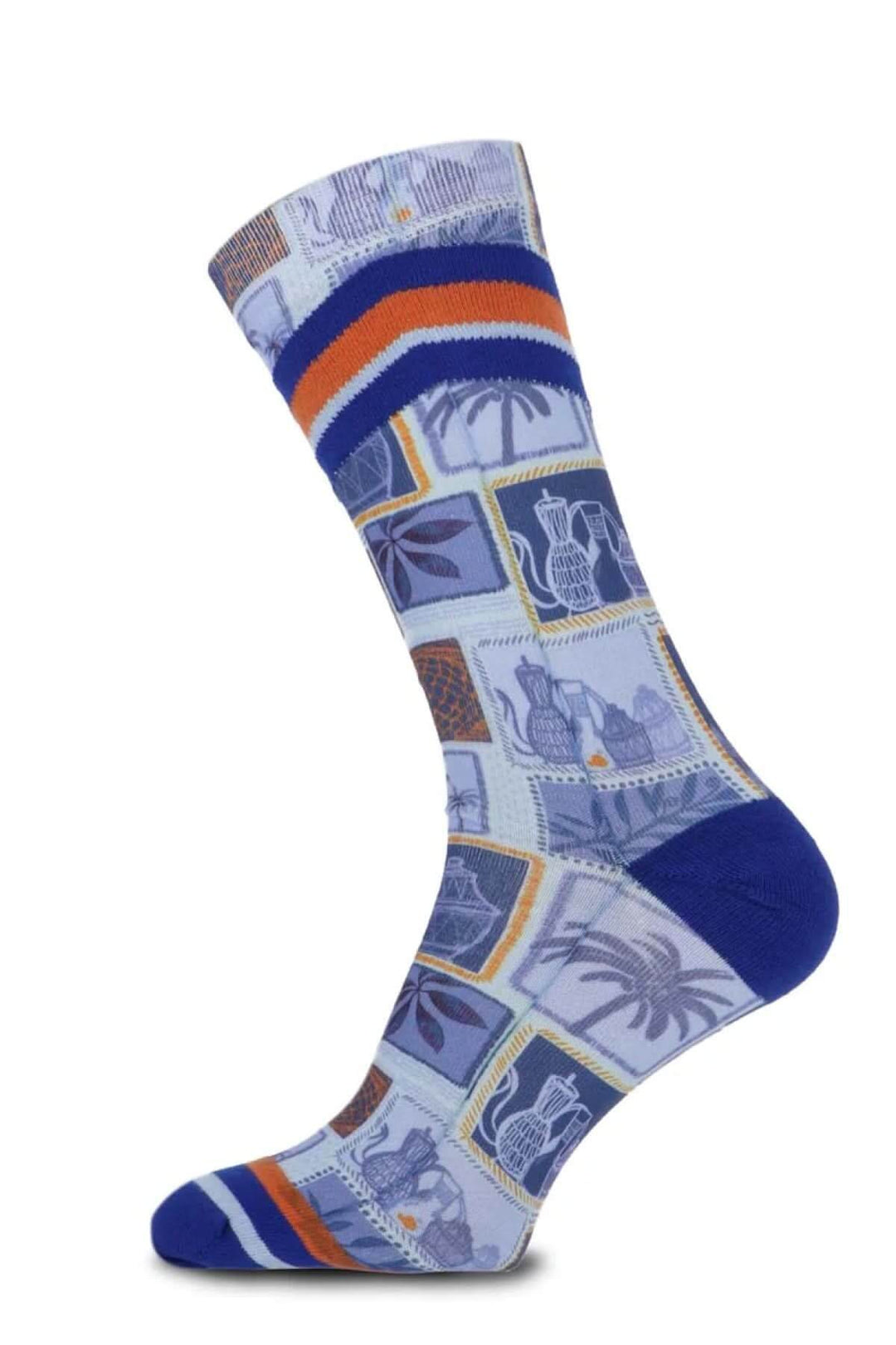 Chaussettes artistiques inspirées des paysages méditerranéens avec motifs de poteries et palmiers.