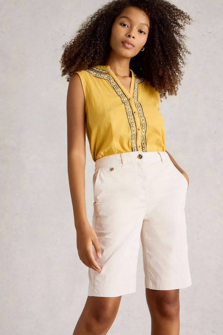 Bermuda Hayley en coton naturel, look estival élégant avec haut coloré et poches italiennes.