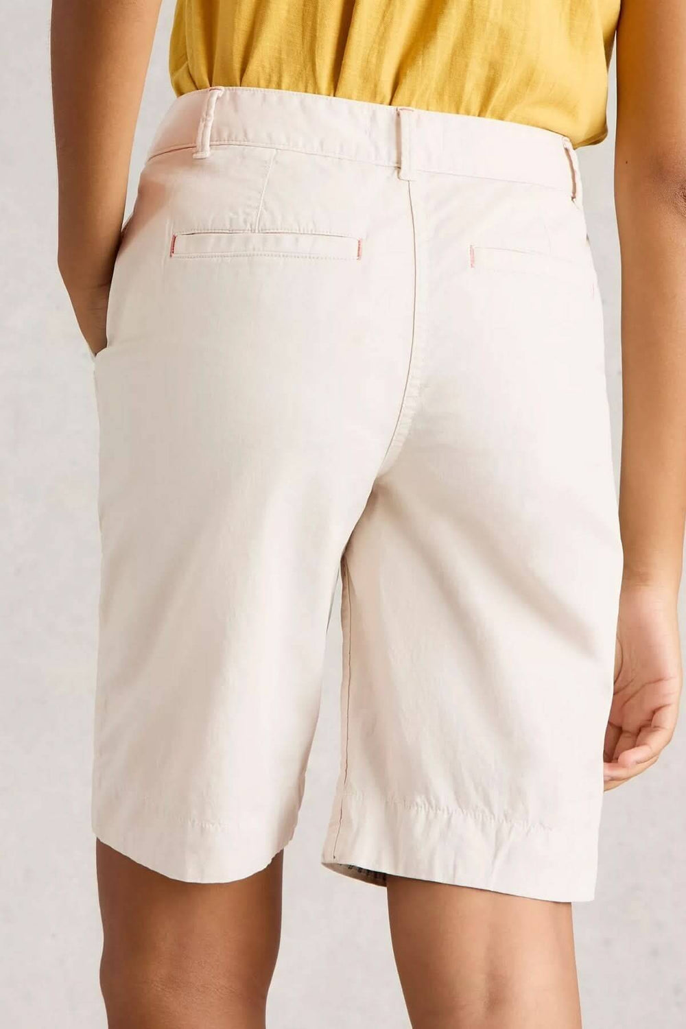 Bermuda Hayley en coton naturel, coupe au-dessus du genou, couleur beige, vue arrière, idéale pour un look estival.