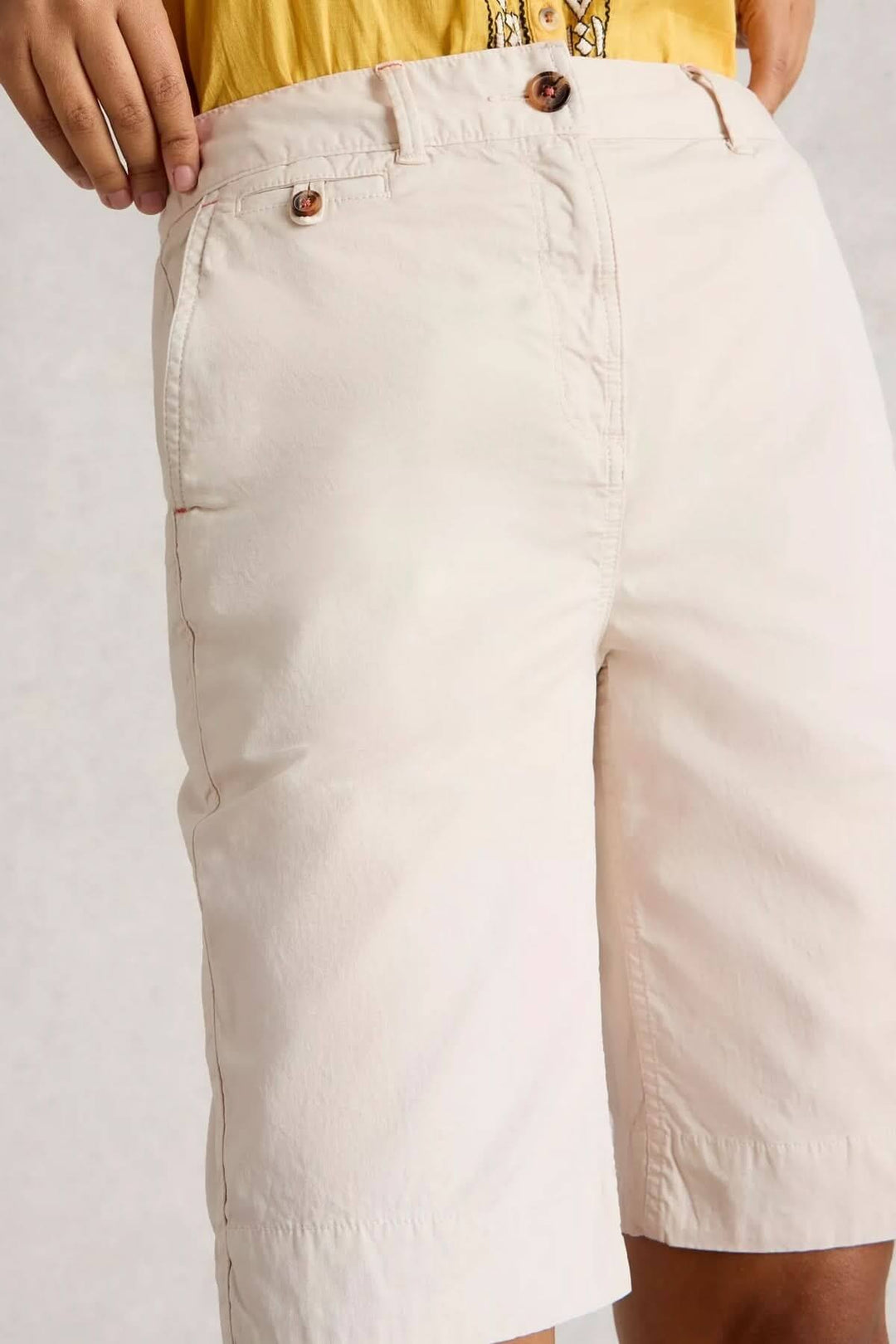 Bermuda en coton naturel, coupe au-dessus du genou, couleur beige, idéal pour un look estival élégant et confortable.