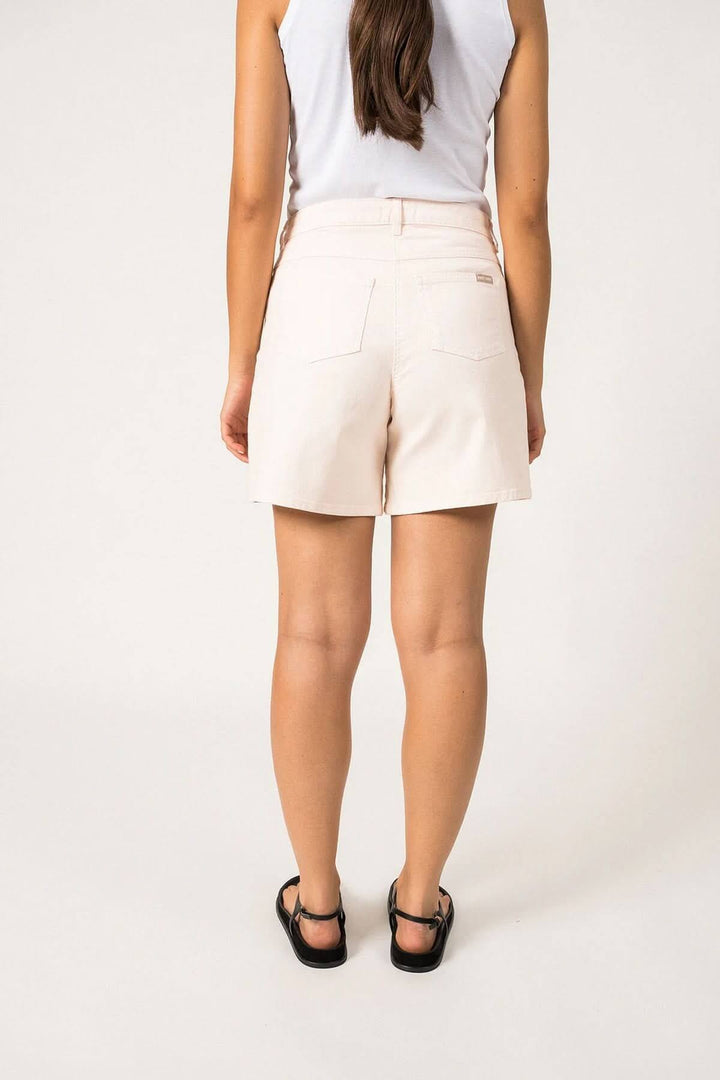 Shorts Pearl en coton sergé, coupe droite, taille haute, pour un look estival élégant et confortable.