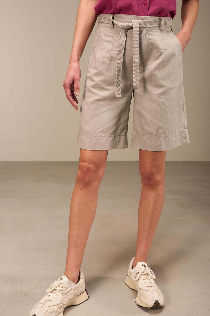 Bermuda décontracté à taille ajustable, coupe fluide, porté avec un haut en maille et des baskets.