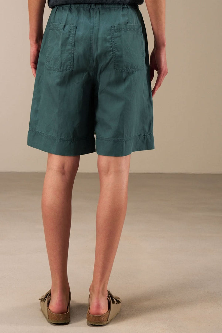 Bermuda décontracté utilitaire, couleur verte, avec taille élastique et poches latérales, vu de dos.