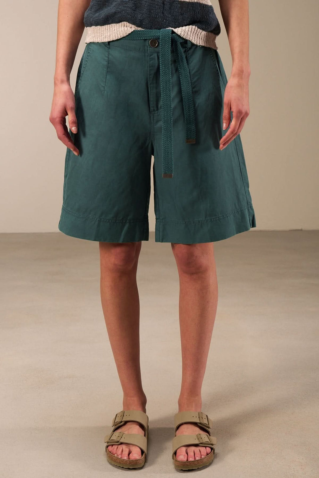 Bermuda décontracté vert à taille ajustable, avec poches et revers, parfait pour les journées estivales.