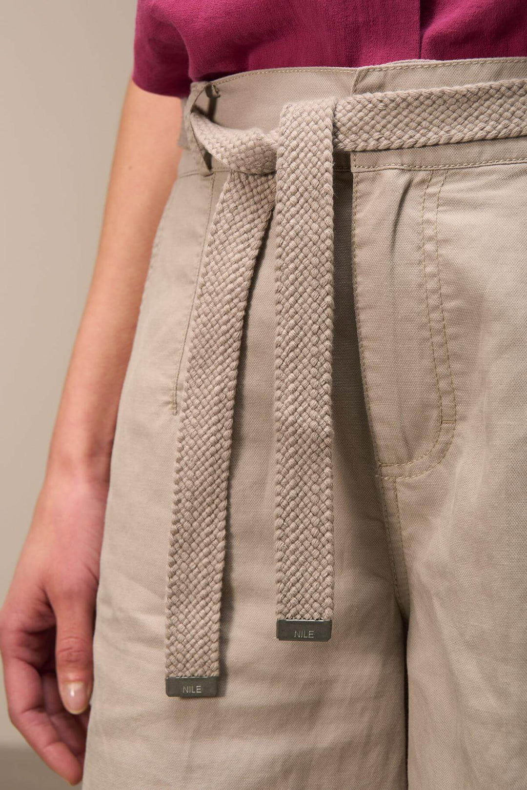 Bermuda décontracté avec ceinture tressée, taille ajustable et coupe fluide, parfait pour l'été.