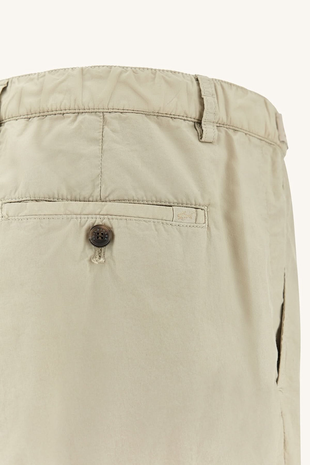 Bermuda en popeline de coton ultralégère avec taille élastique et poche arrière, idéal pour les journées décontractées.