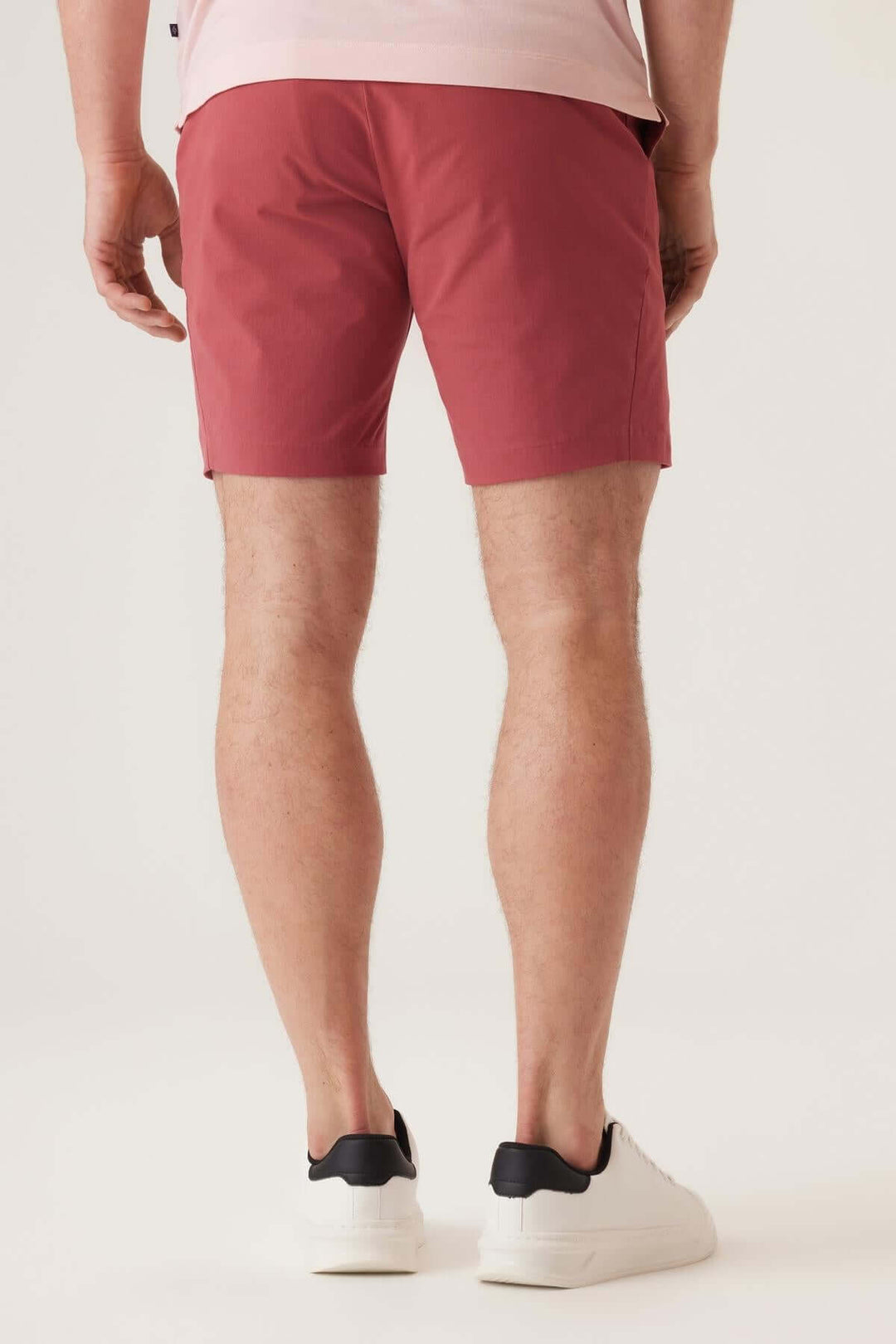 Bermuda extensible rose pour homme, conçu en tissu ultra stretch pour confort et style décontracté.