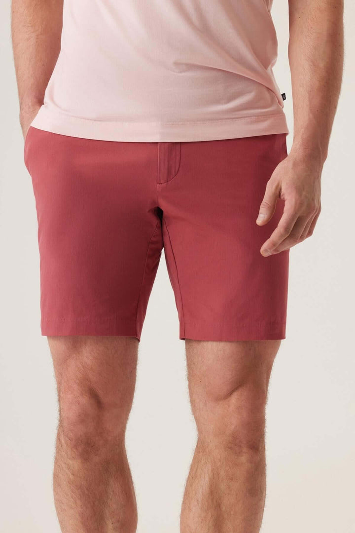 Bermuda extensible en tissu Ultra 4X Stretch Twill, parfait pour un look décontracté ou actif.