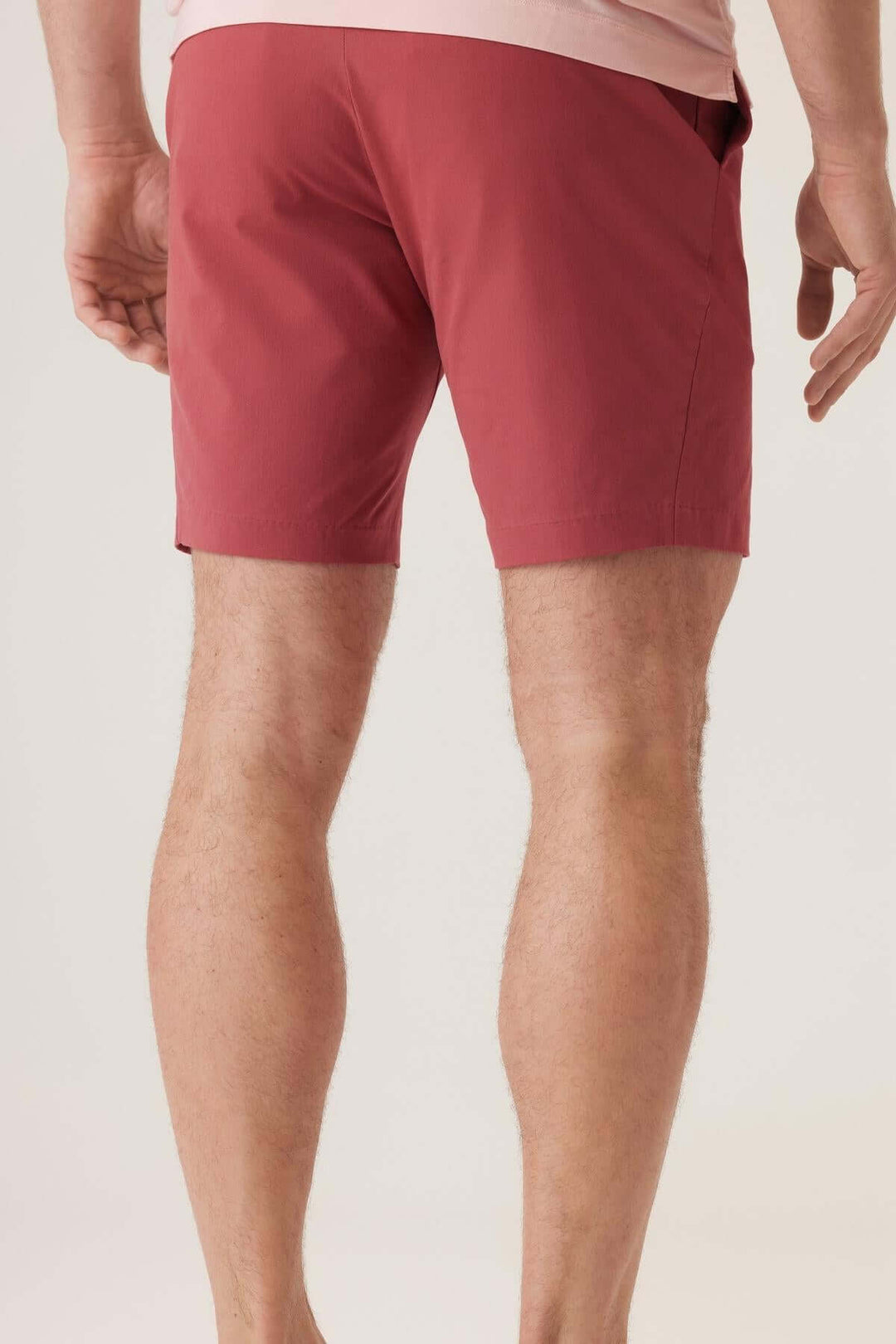 Bermuda extensible en tissu Ultra 4X Stretch Twill, coloris rouge, conçu pour un confort optimal et un style décontracté.