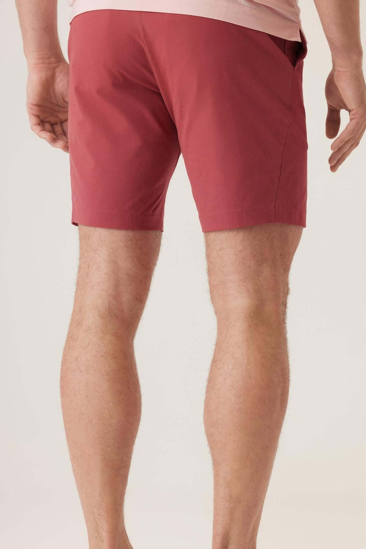 Bermuda extensible en tissu Ultra 4X Stretch Twill, coloris rouge, conçu pour un confort optimal et un style décontracté.