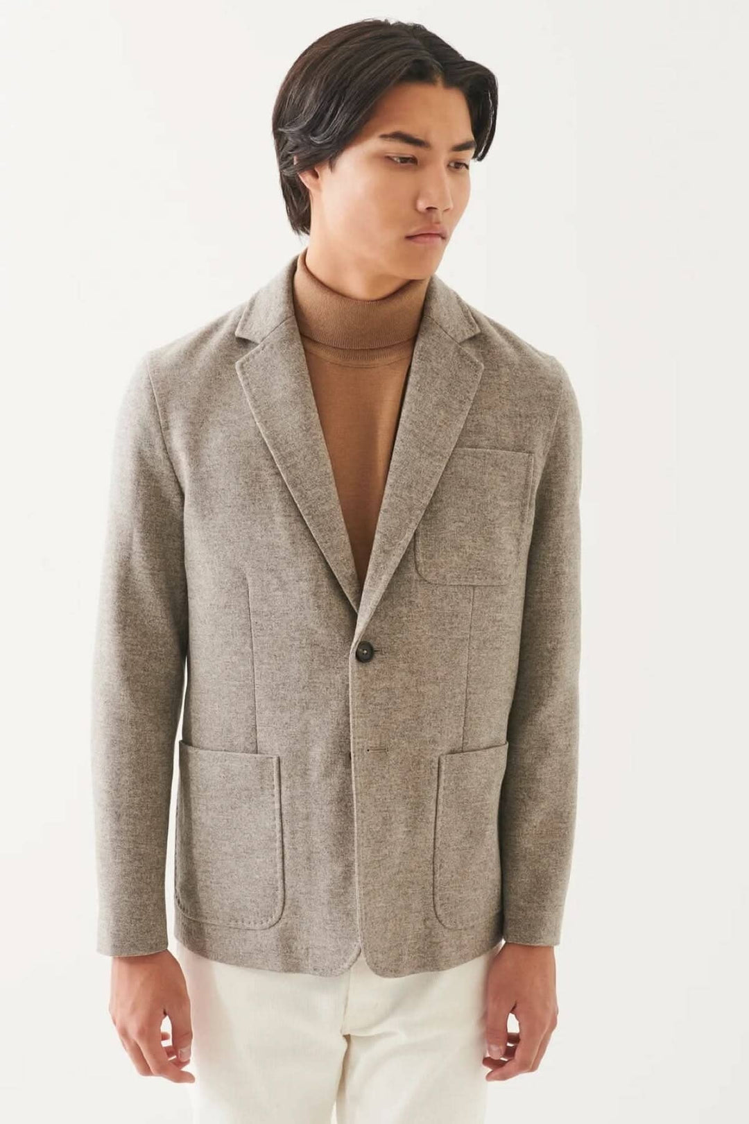 Blazer en laine à deux boutons, oversize, avec poches plaquées, pour un look raffiné et décontracté.