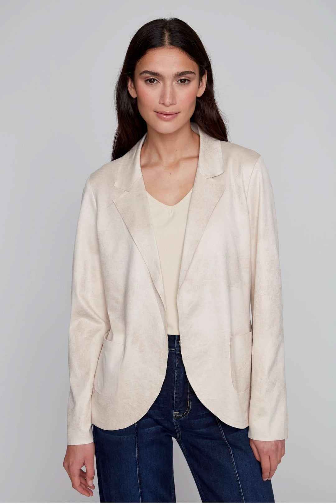 Blazer léger effet texturé en suède, coupe fluide et moderne, parfait pour le bureau et les sorties décontractées.