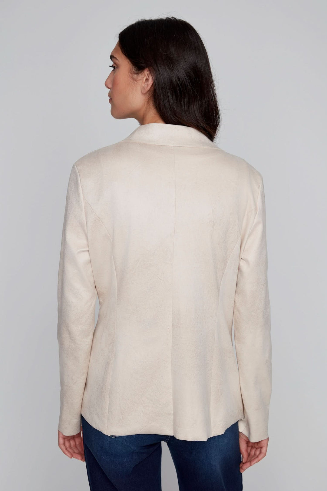 Détails du blazer léger avec col tailleur classique, dos fluide et effet texturé suède, idéal pour le bureau ou les sorties.