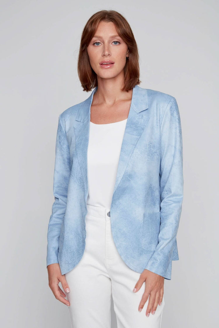 Blazer léger bleu texturé pour femme, coupe fluide, col tailleur, parfait pour le bureau ou les sorties décontractées.