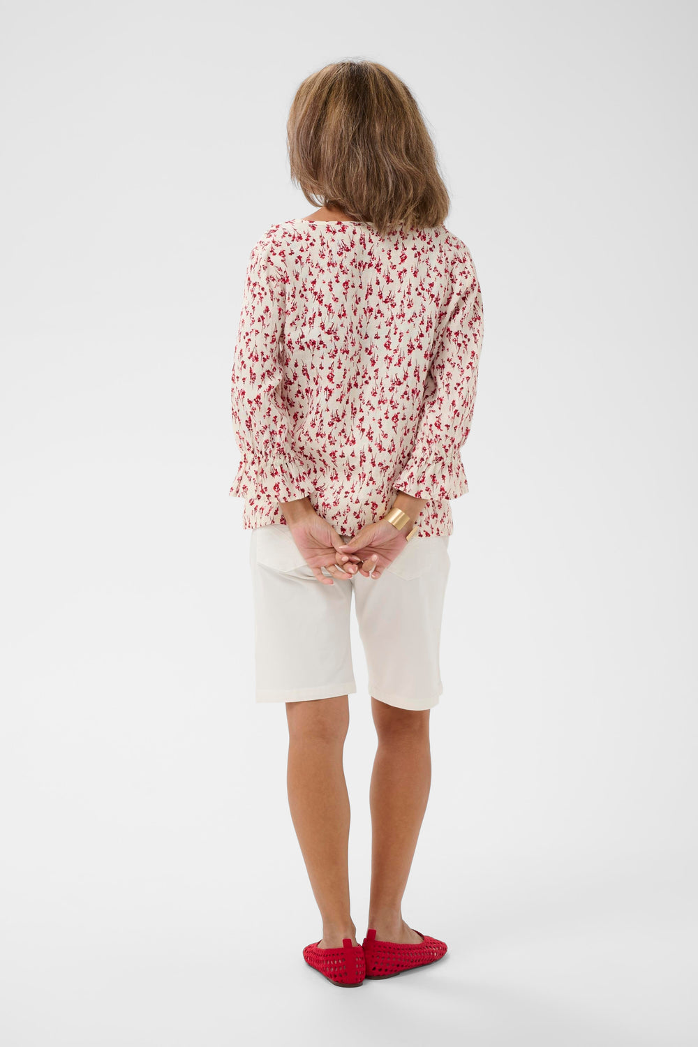 Blouse Bellis à motif délicat avec encolure en V et manches trois-quarts vue de dos, idéale pour un look romantique et féminin.