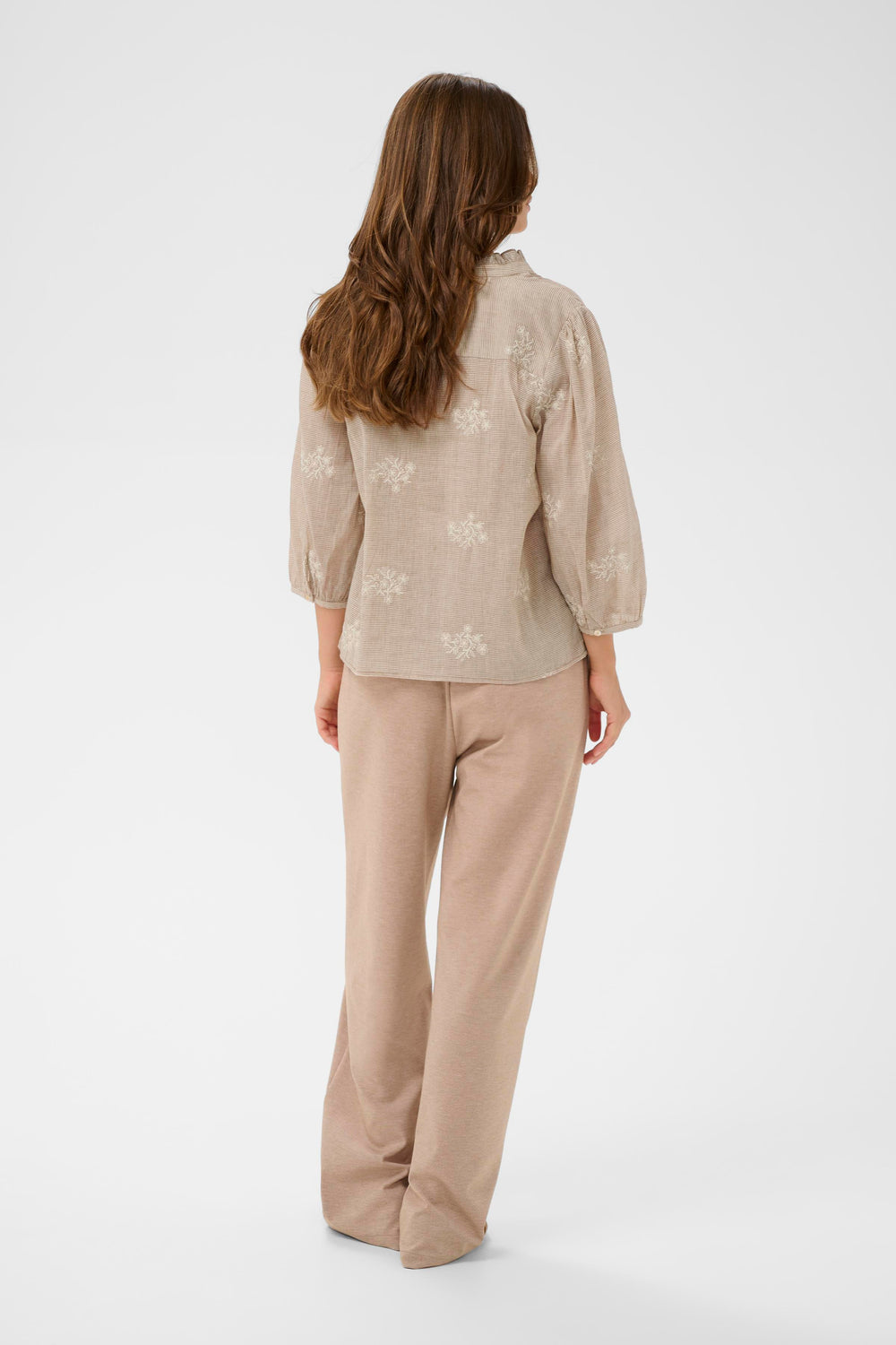 Vue arrière de la Blouse Korey avec texture délicate et manches trois-quarts, encolure en V, coupe fluide pour un look raffiné.