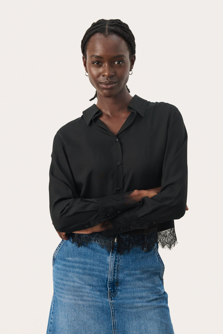 Chemise Lenina noire avec dentelle, manches longues, parfaite pour un look élégant et sophistiqué.
