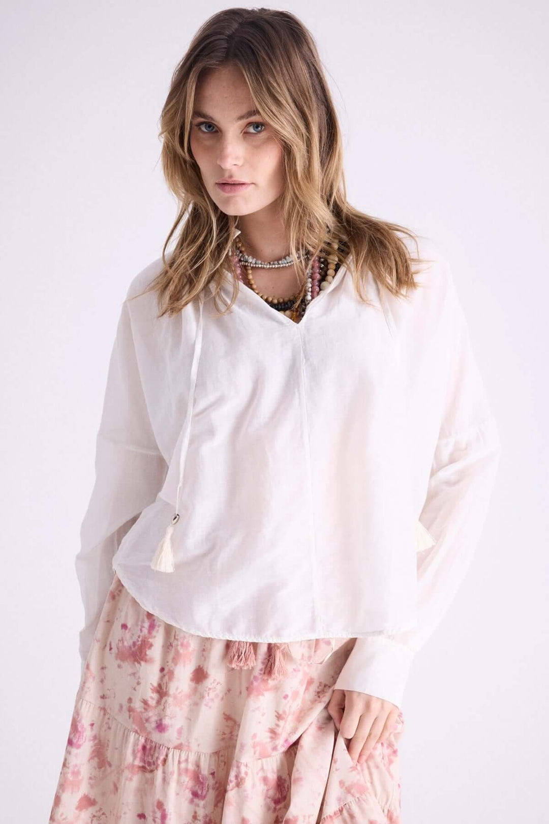 Blouse Leonelle légère à capuche, tissu vaporeux, style bohème, avec cordons à pompons, idéale pour l'été.