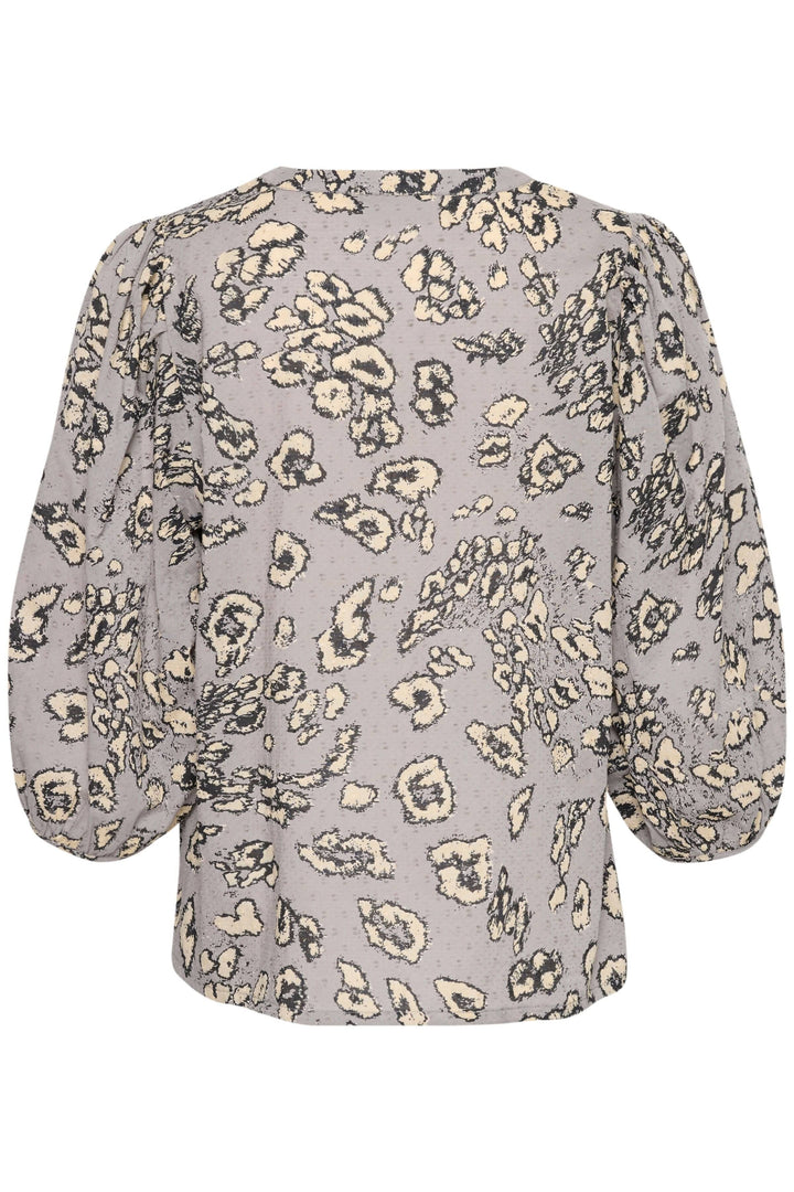 Blouse Liga à imprimé léopard, manches ballons 3/4, encolure en V, silhouette élégante.
