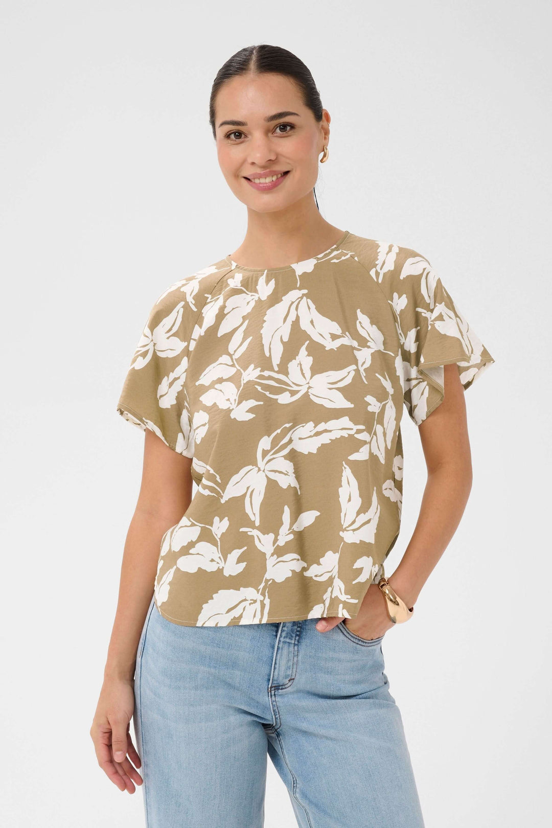 Femme portant la Blouse Marlo fluide à imprimé feuillage avec manches courtes, tenue décontractée parfaite pour l&