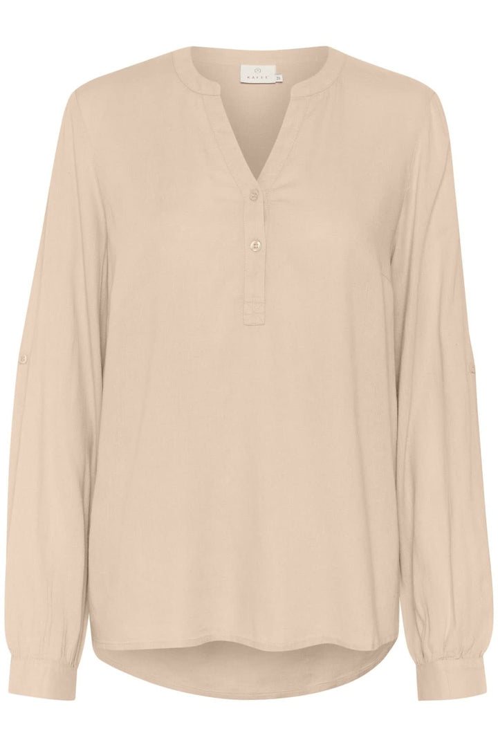 Blouse Milia beige à col tunisien, fluide et confortable, parfaite pour un look décontracté et élégant.