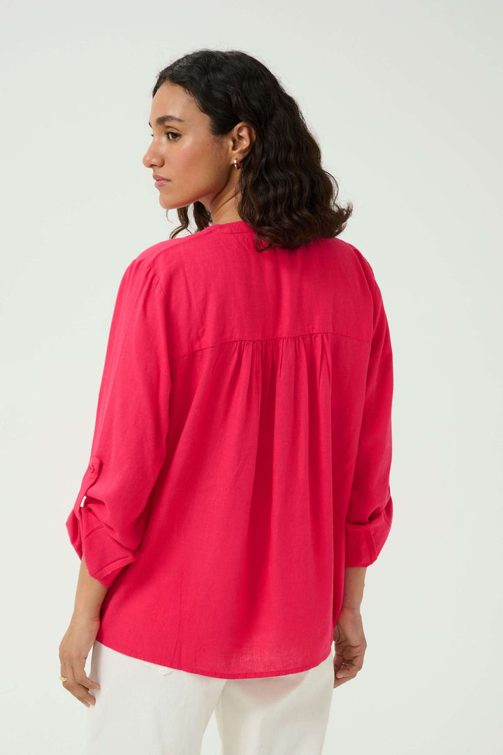 Blouse Milia fluide rose avec col tunisien et manches retroussables, idéale pour un look décontracté.