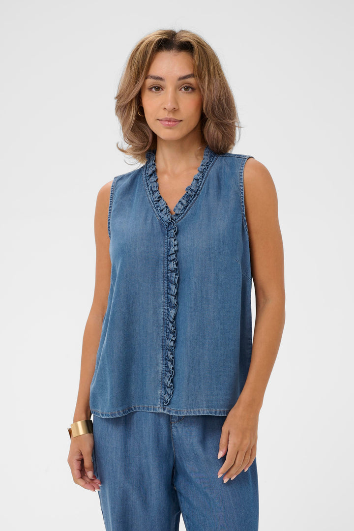 Blouse Molly en denim léger sans manches avec encolure en V et détail volanté, style féminin et décontracté.