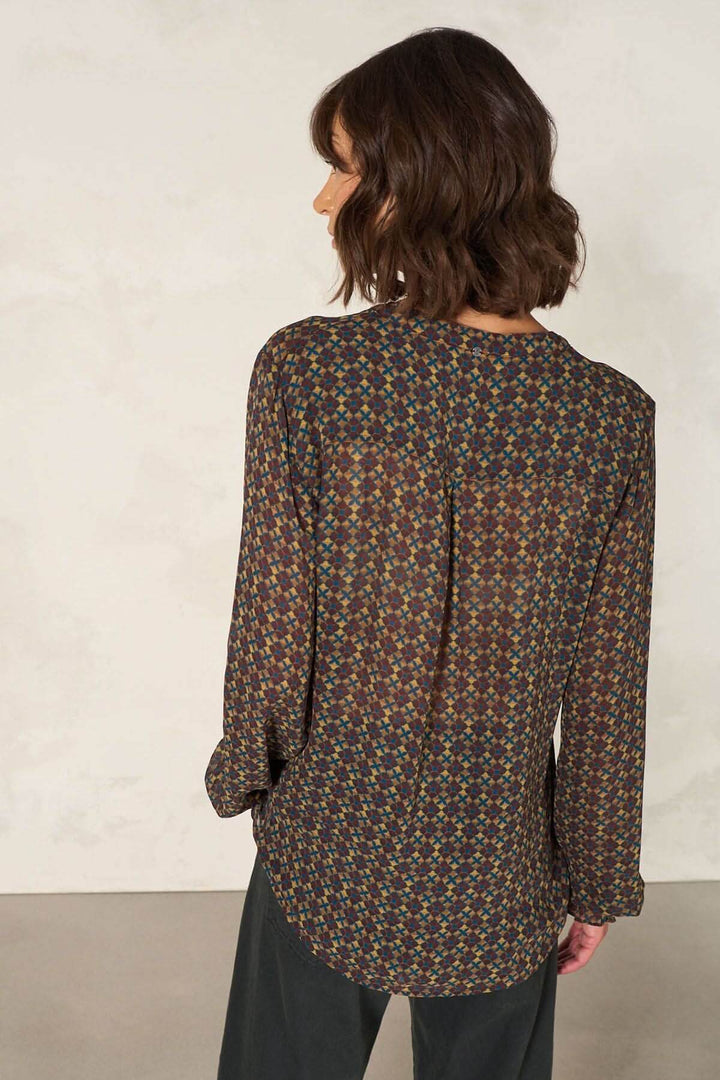 Blouse coupe droite à motifs colorés, manches longues et dos visible, mode décontractée, style élégant.