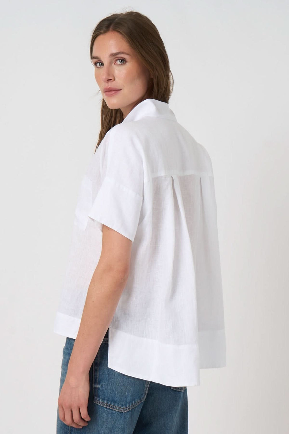 Blouse en lin à manches chauve-souris, idéale pour l'été, modèle ample et fluide, vue de dos, vêtement élégant et décontracté.