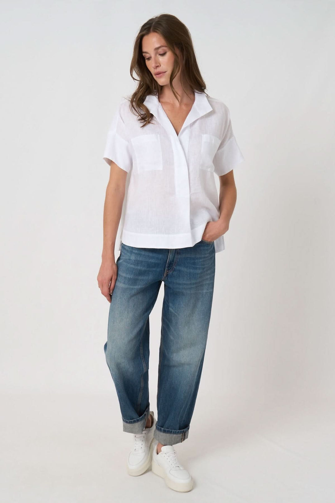 Blouse en lin à manches chauve-souris portée avec un jean, élégante et confortable pour l&