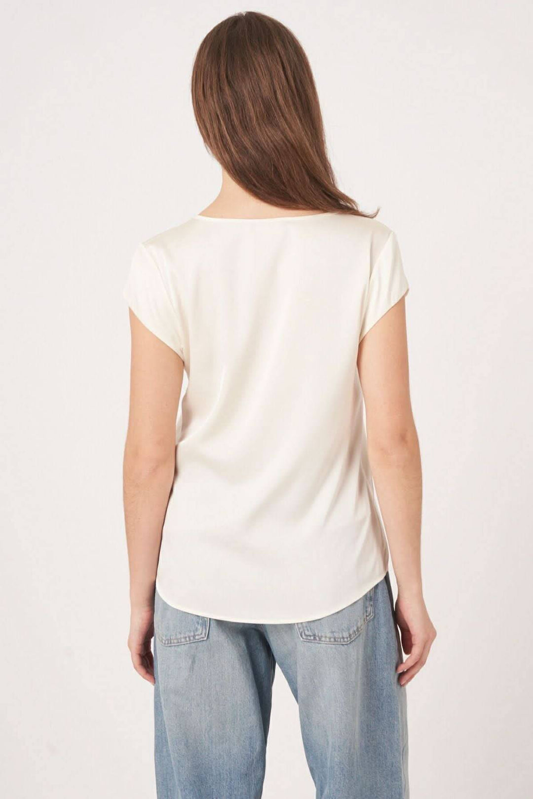 Blouse en soie légère et souple, vue arrière, avec encolure ronde et mancherons, style décontracté.