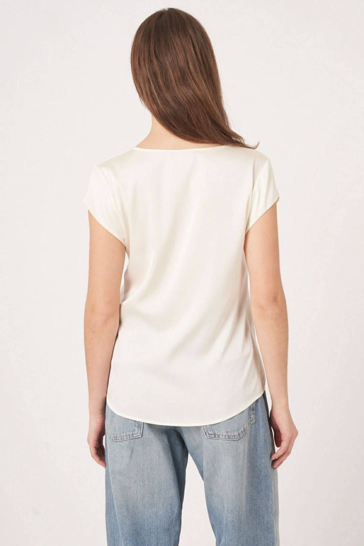 Blouse en soie légère et souple, vue arrière, avec encolure ronde et mancherons, style décontracté.