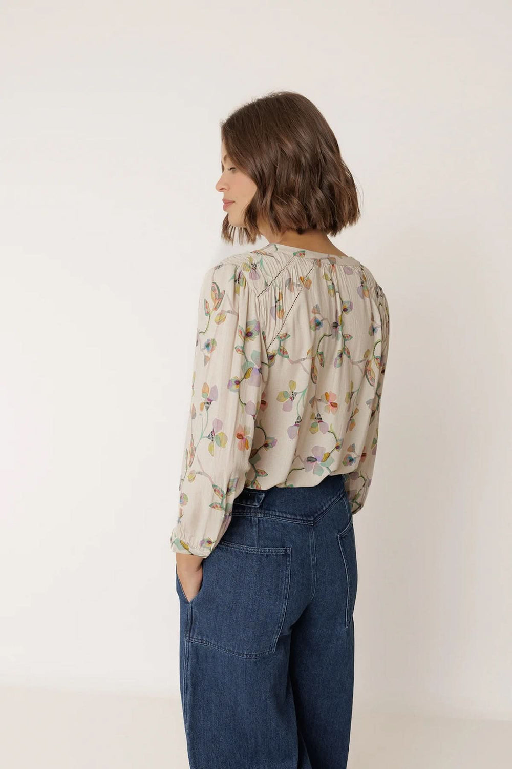 Blouse florale à manches longues avec imprimé délicat, vue de dos, style élégant et raffiné pour un look casual chic.