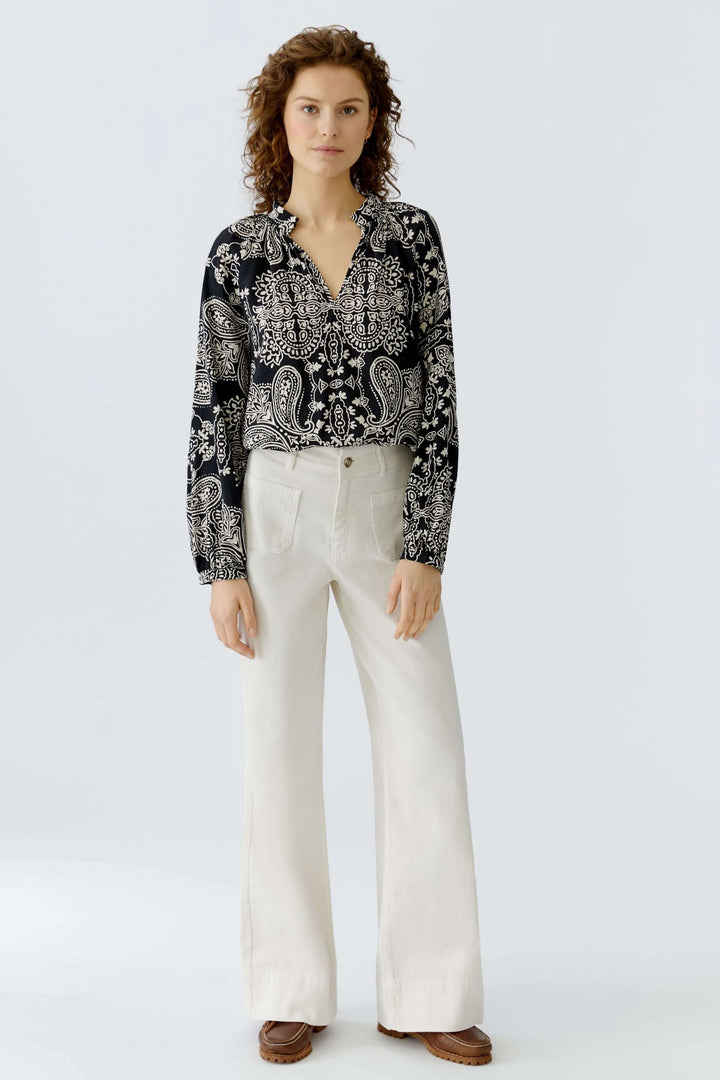 Blouse fluide imprimé graphique bohème, coupe droite, encolure ouverte, idéale pour un look féminin et décontracté quotidien.