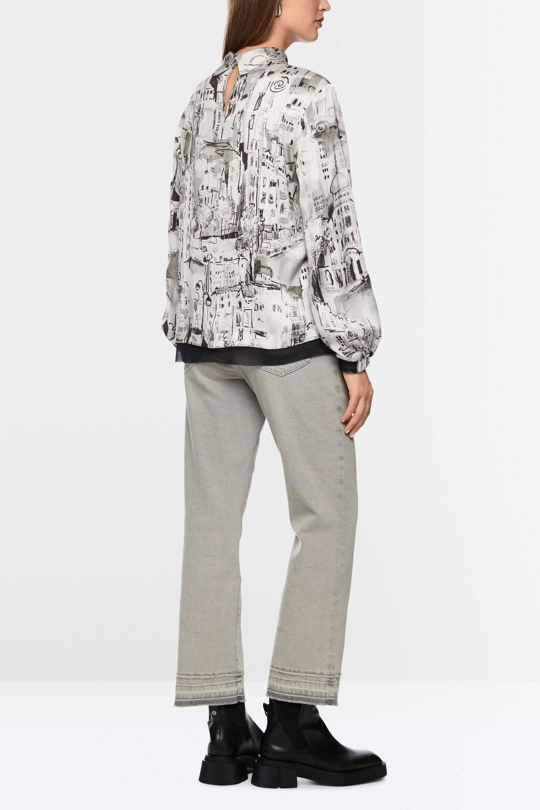 Femme portant une Blouse à imprimé CITY avec motif urbain artistique, manches longues, coupe fluide, vue de dos.