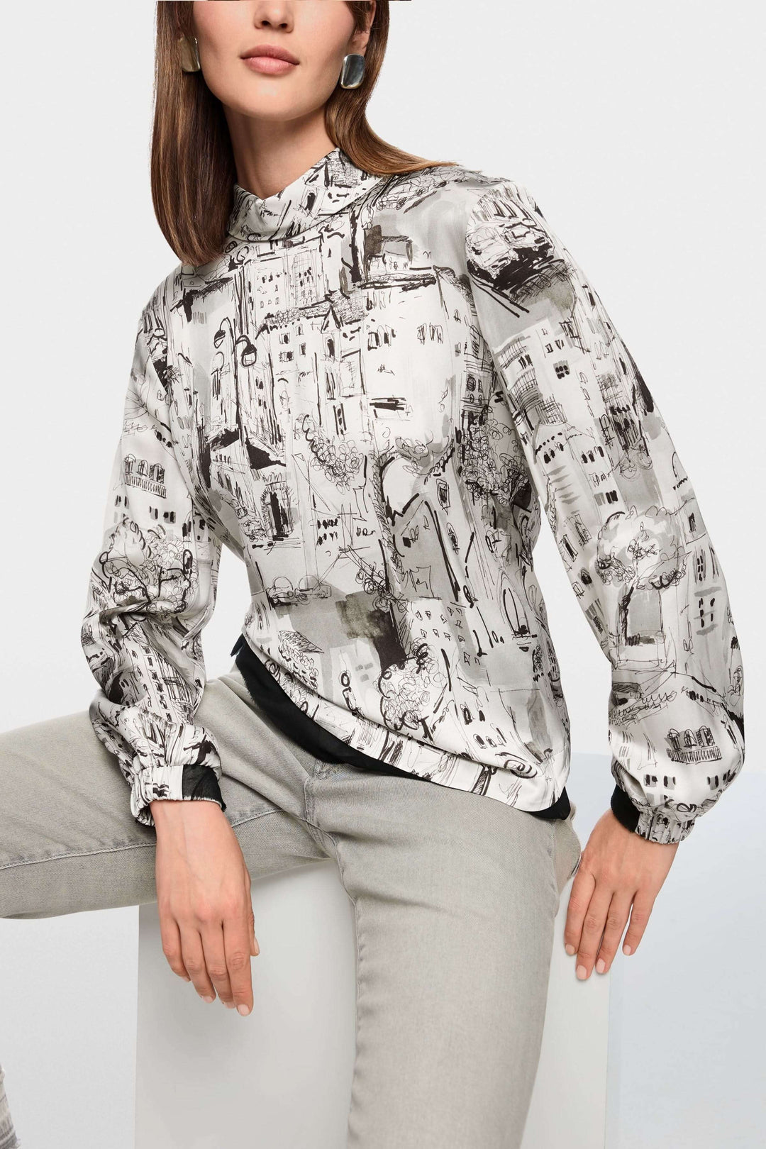 Blouse à imprimé CITY avec motif urbain artistique et manches longues, idéale pour un style moderne et élégant.
