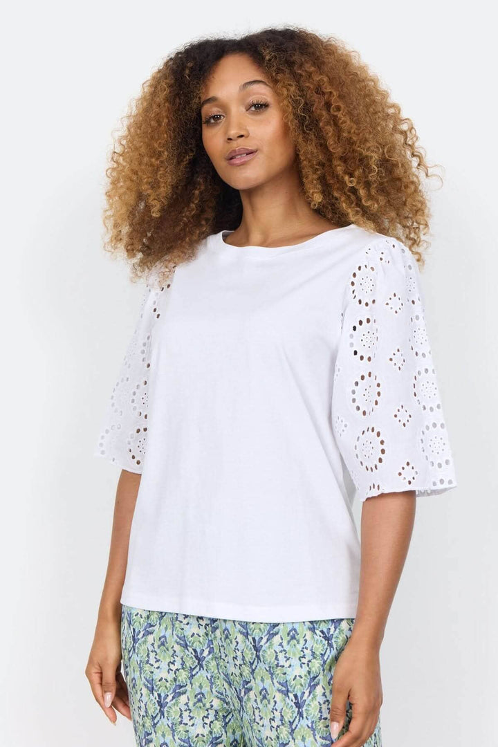 Blouse blanche avec manches brodées, en coton, idéale pour un look moderne et superposé.