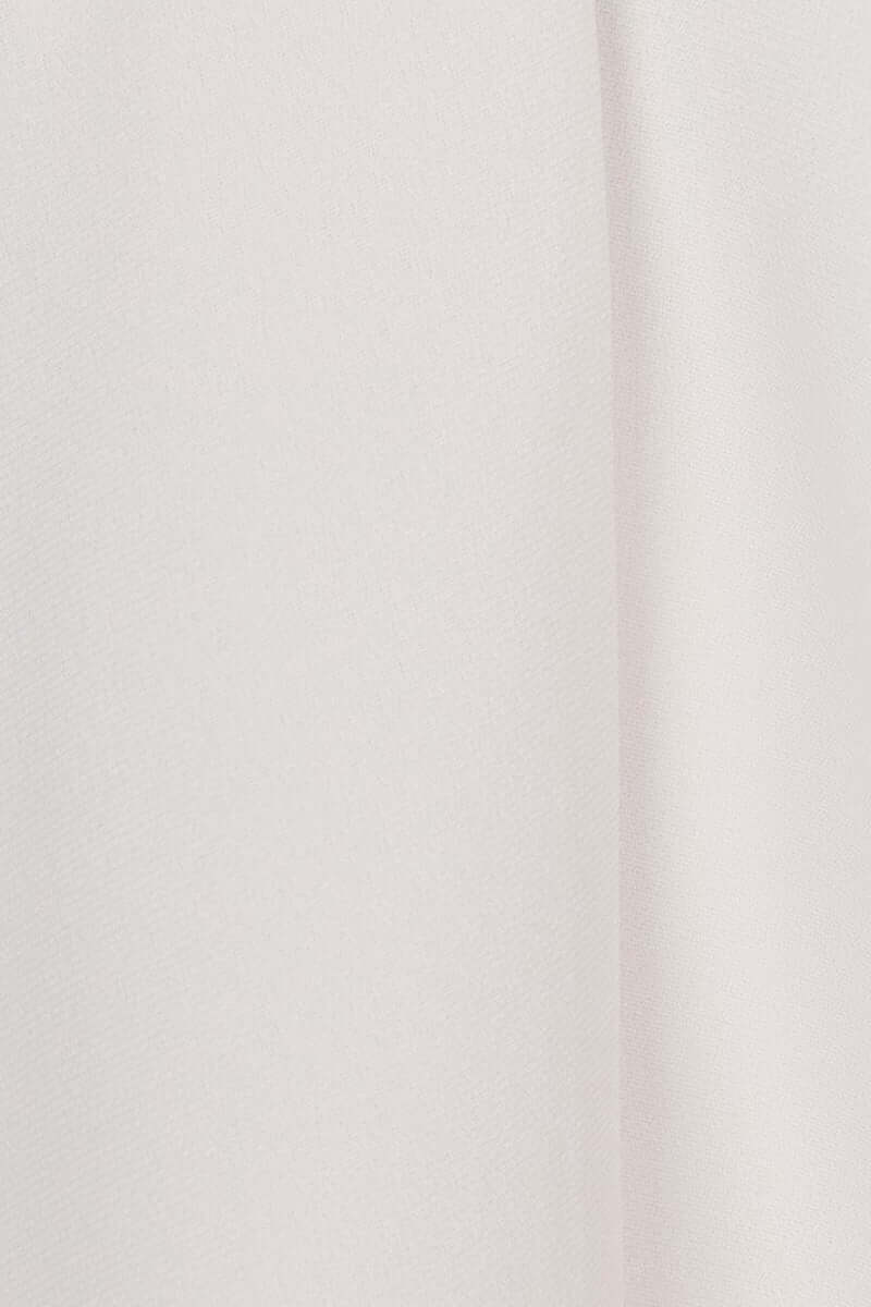 Tissu fluide de blouse à manches courtes, couleur rose pâle, présentant une texture douce et légère.