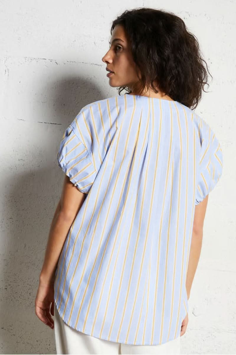 Blouse oversize vue arrière, rayures bleues et jaunes, manches courtes, coupe ample et fluide.